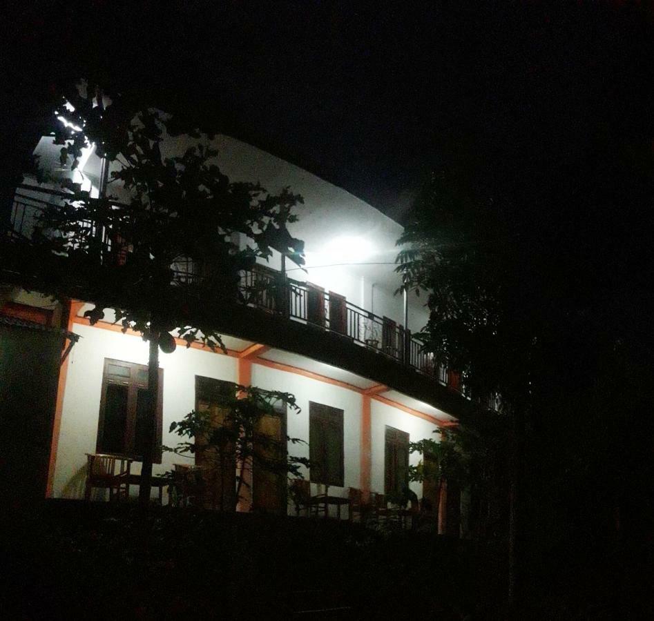 The Teuz B&B Labuan Bajo Exterior photo