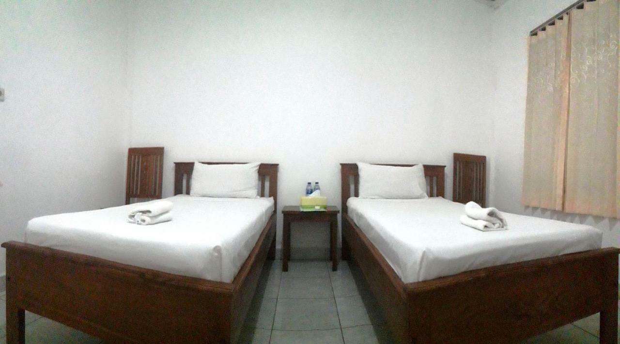 The Teuz B&B Labuan Bajo Exterior photo